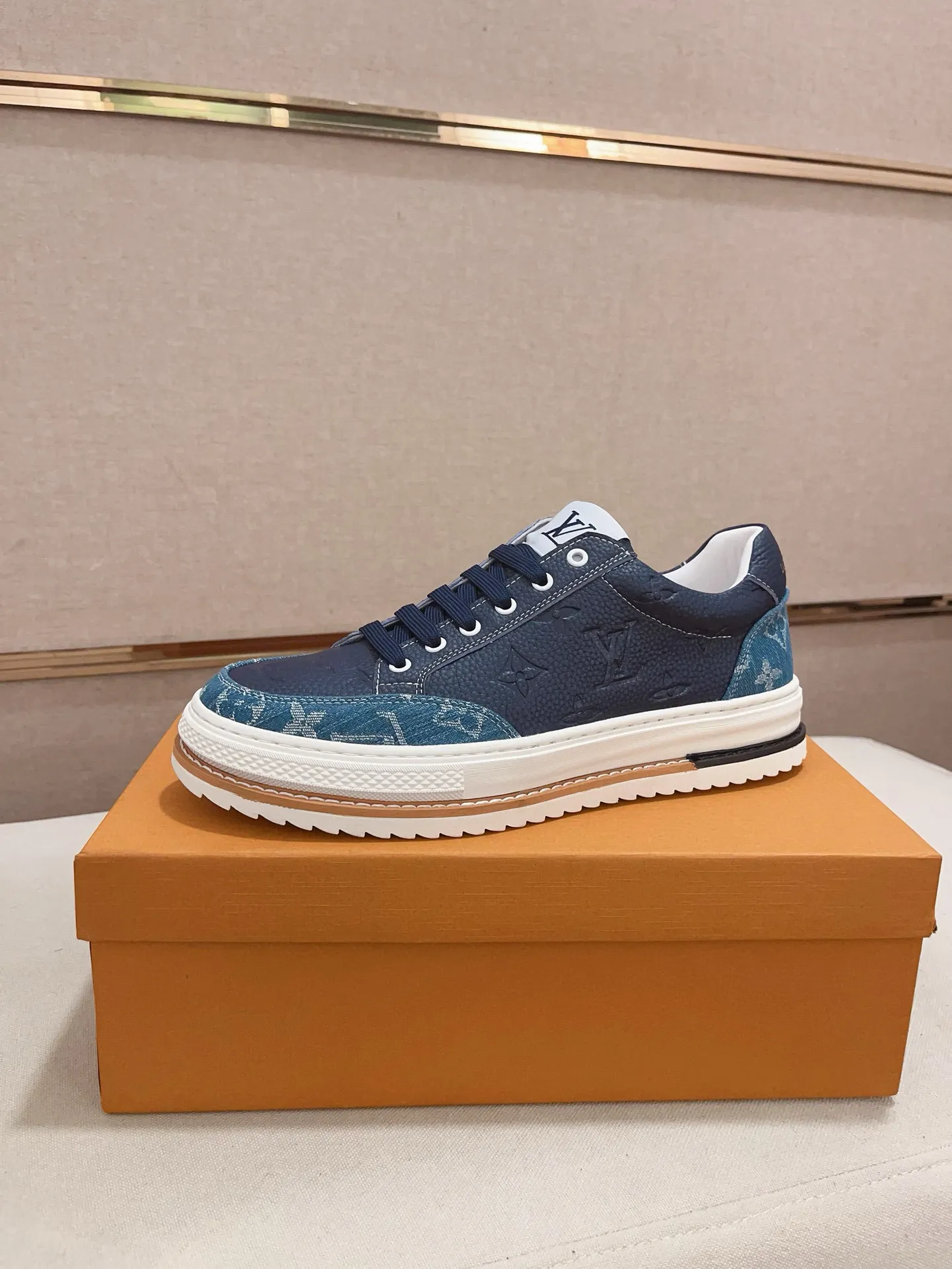 Men's shoes💰 400💰Louis Vuitton (Louis Vuitton/LV) top 🔍🔍 new models are on sale at the same time, the upper 🇮🇹 imported first-layer cowhide from Italy, fully imported sheepskin lining 💪💪, completely 1⃣️ to 1 ⃣️Re-engraved🇮🇹💪💪, ⚠Sole: The original sole is specially provided by the original factory, the exclusive movable molded sole is super comfortable, ⚠The original factory follows the order, 🔍🔍high quality, you can enter and exit the counter at will, welcome to compare⚠. Code number: 38-44. Can be customized for 45 non-refundable!